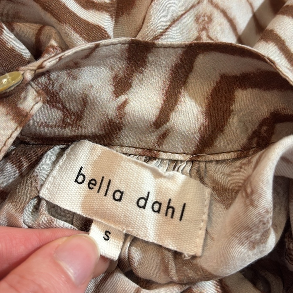 Bella Dahl Mock Neck Smocked Blouse in Golden Chevron Print - Picture 3 of 8